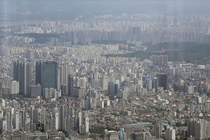 사회적 변화로 4인 가구 비중이 감소하면서 분양시장에서도 전용 70~80㎡ 규모의 주택 공급이 확대되는 추세다. 소형과 중형 사이의 준중형 면적에 대한 수요가 높아지면서 청약 경쟁률도 점차 높아지고 있는 것으로 파악된다.ⓒ데일리안 홍금표 기자