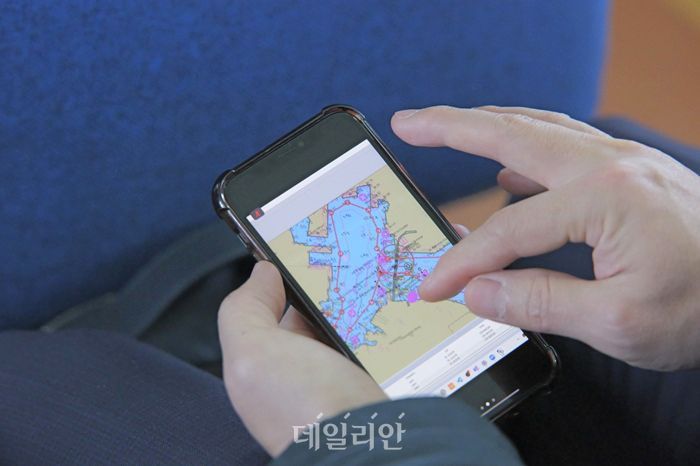 휴대전화를 통해 실시간 항로표지 정보를 확인하는 모습. ⓒ해양수산부