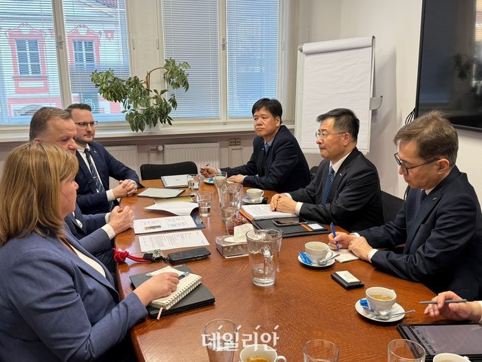 강경성 대한무역투자진흥공사(KOTRA) 사장은 지난 5일 프라하에서 체코 투자청(CzechInvest)를 방문해 경협확대 이행방안을 협의했다.ⓒKOTRA