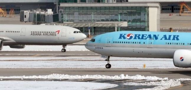 인천공항 활주로에서 대기 중인 대한항공과 아시아나항공기.ⓒ연합뉴스