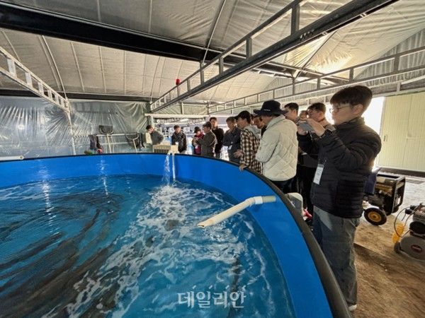 지난해 한국어촌어항공단 주말 귀어탐색과정 수강생들이 현장 수업을 하고 있다. ⓒ한국어촌어항공단