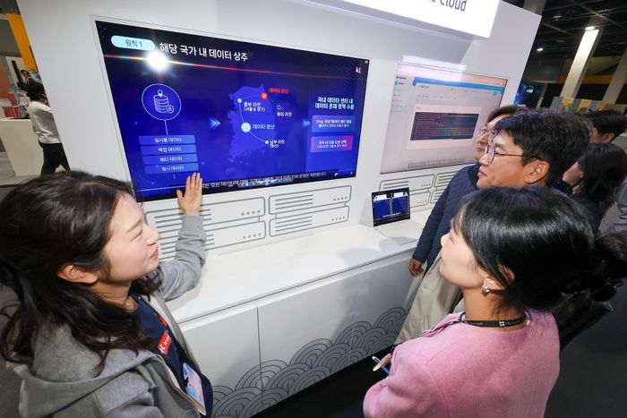 KT 직원이 AI 투어에서 보안성을 강화한 퍼블릭 클라우드 KT SPC를 소개하고 있다.ⓒKT
