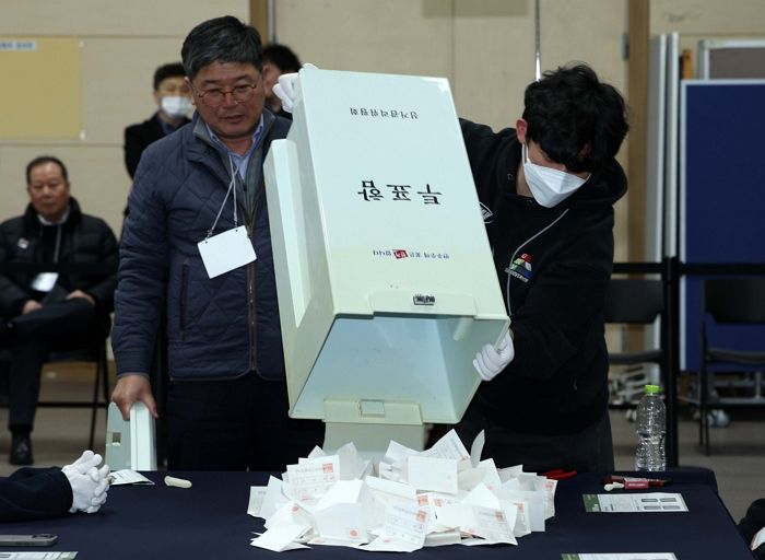 5일 오후 서울 광진구 광진구청 대강당에서 제1회 전국동시새마을금고이사장 선거 개표 작업이 진행되고 있다.ⓒ뉴시스