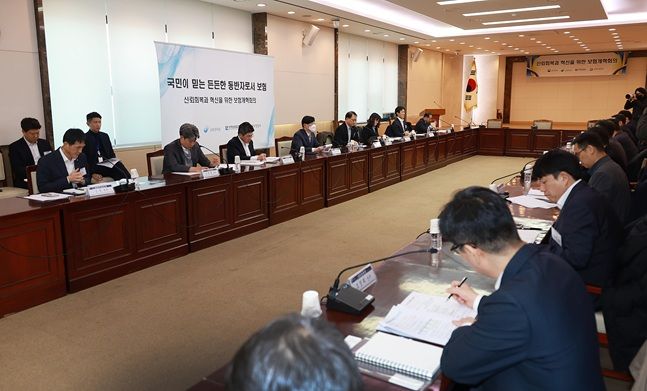지난 1월 21일 서울 종로구 정부서울청사 19층 대회의실에서 개최한 제6차 보험개혁회의에서 보험 판매채널 책임성 강화방안 등을 논의하고 있다. ⓒ금융위원회