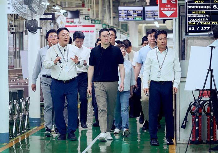구광모 ㈜LG대표(앞줄 가운데)가 인도 뉴델리에 위치한 LG전자 노이다 생산공장에서 생산라인을 살펴보고 있다. ⓒ㈜LG