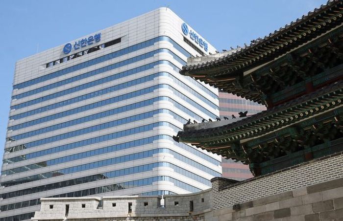 신한은행이 고객들의 금융비용 부담을 완화하기 위해 오는 14일부터 