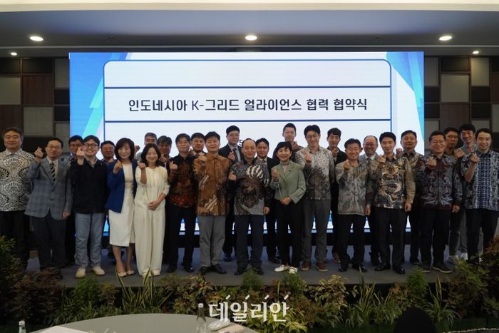 지난 10일 한국중부발전 K-그리드 수출 얼라이언스 협약식에서 관계자들이 단체사진을 촬영하고 있다.ⓒ중부발전