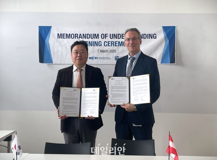 한국전자기술연구원(KETI)은 현지 시각 7일 오스트리아 빈(Wien)에서 빈 공과대학교(Vienna University of Technology)와 로보틱스와 인공지능(AI) 분야 글로벌 R&D 협력 강화를 위한 업무협약(MoU)를 체결했다.ⓒKETI