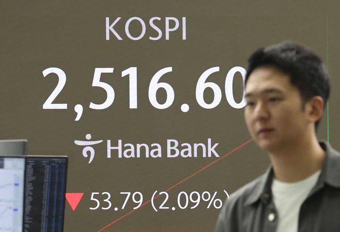 11일 서울 중구 하나은행 딜링룸 현황판에코스피지수가 표시되고 있다. ⓒ연합뉴스