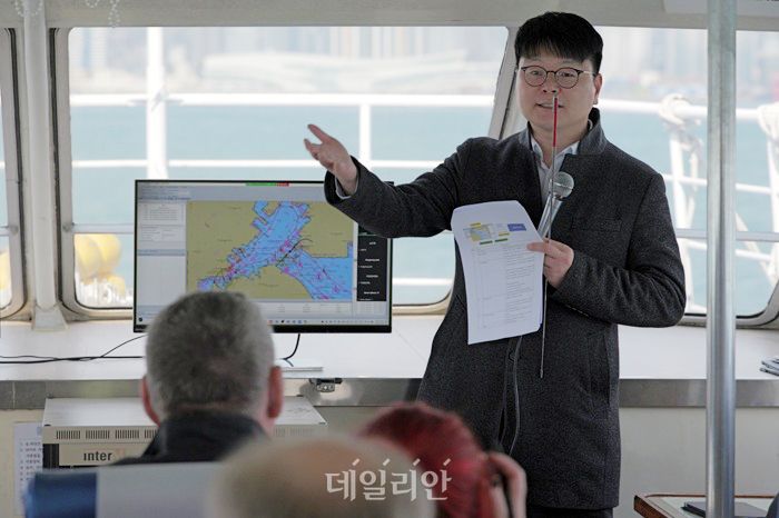 오세웅 선박해양플랜트연구소 책임연구원이 디지털 항로표지 정보서비스 실증 과정을 설명하고 있다. ⓒ해양수산부