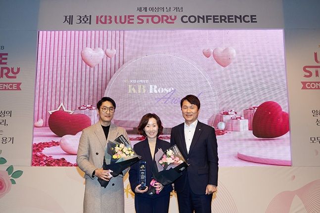 지난 10일 KB Rose Award를 수상한 구본욱(오른쪽) KB손해보험 사장이 유승오(왼쪽) 인천GA3지점장, 손지희(가운데) 장기계약관리파트장과 함께 기념촬영을 하고 있다. ⓒKB손해보험