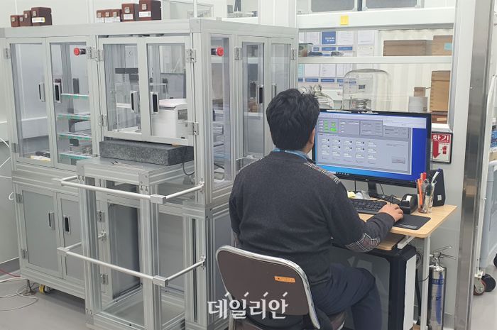 한국산업기술시험원(KTL) 직원이 분동 교정 자동화 시스템 장비를 운영하고 있다.ⓒKTL