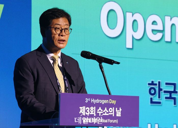 김재홍 한국수소연합 회장이 지난해 10월 30일 오전 서울 서초구 가빛섬에서 열린 제3회 수소의날 개회식에서 개회사를 하고 있다.ⓒ