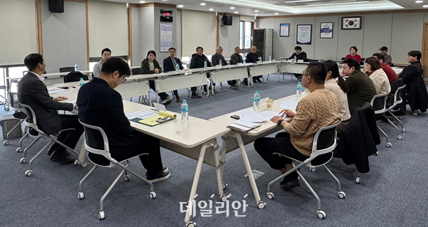 지난 2월 27일 축산물품질평가원 회의실에서 진행된 유통간담회에 참석한 양봉 업계 관계자들이 등급 꿀 유통 활성화 방안에 대한 논의를 하고 있다. ⓒ축산물품질평가원