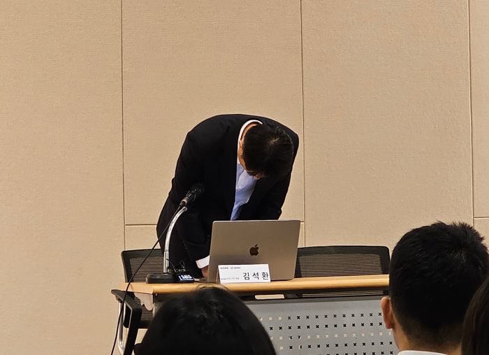 김석환 위믹스 재단 대표가 17일 경기 분당구 한컴타워에서 열린 위믹스 가상자산 해킹 피해 관련 긴급 간담회에서 고개 숙여 사과하고 있다. ⓒ데일리안 황지현 기자