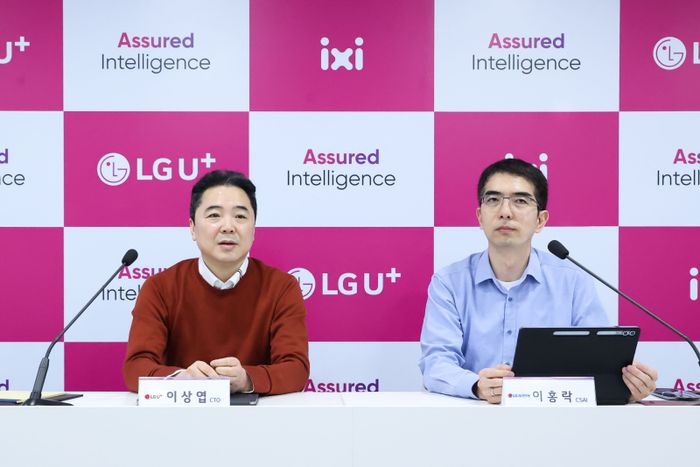 LG유플러스와 LG AI연구원은 지난 5일 MWC25가 열린 스페인 바르셀로나 현지에서 간담회를 열고, 함께 추진 중인 ‘원팀 AI’ 전략에 대해 소개했다. 사진은 현지 간담회에 참석한 이상엽 LG유플러스 CTO(왼쪽)와 이홍락 LG AI연구원 CSAI의 모습.ⓒLG유플러스