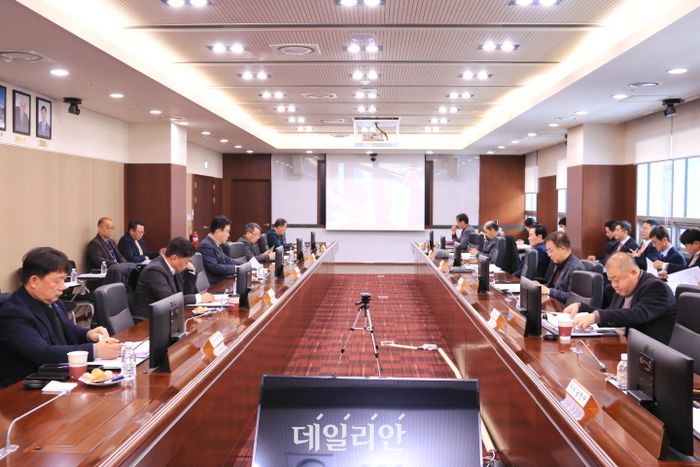 강원랜드는 7일 강원랜드 본사사옥 7층 임원회의실과 서울사무소 간 화상회의를 통해 제219차 이사회를 개최했다.ⓒ강원랜드