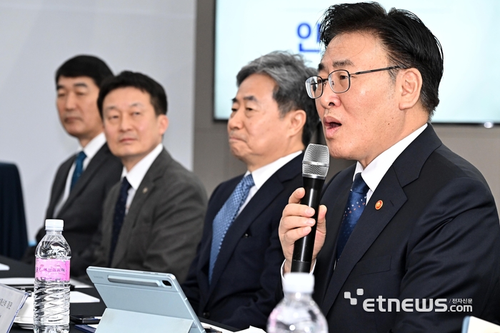 모아팹 기능 고도화를 위한 과학기술정보통신부-반도체 3사 업무협약식이 27일 서울 강남구 과학기술회관에서 열렸다. 유상임 과기정통부 장관이 인사말을 하고 있다.  이동근기자 foto@etnews.com