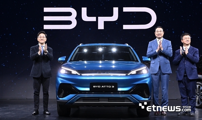 조인철 BYD코리아 승용부문 대표(왼쪽부터), 류쉐량 BYD 아시아태평양 자동차 영업사업부 총경리, 딩하이미아오 BYD코리아 대표가 기념촬영 하고 있다. 인천=이동근기자 foto@etnews.com