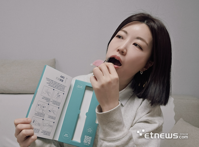키트를 입속에 긁고 있는 모습