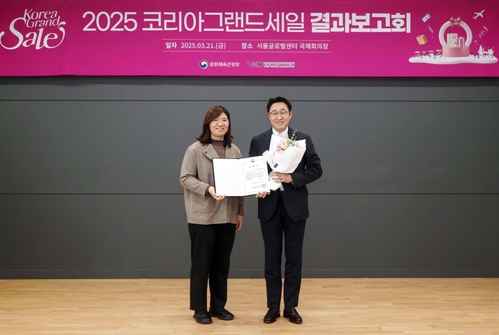 곽종우 신세계디에프 마케팅 담당(오른쪽)이 장미란 문화체육관광부 제2차관(왼쪽)과 기념촬영을 하고 있다.