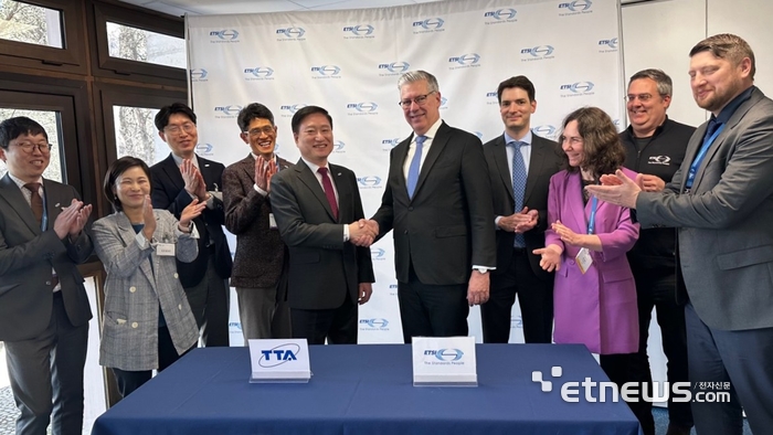 손승현 TTA 회장(왼쪽 다섯번째부터)과 얀 엘스버거 ETSI 사무총장이 업무협약 체결 후 기념 촬영을 하고 있다.