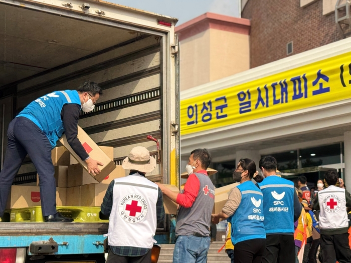 산불이 발생한 경북 의성군 지역에서 SPC행복한재단 임직원 등이 구호 물품을 전달하고 있다.