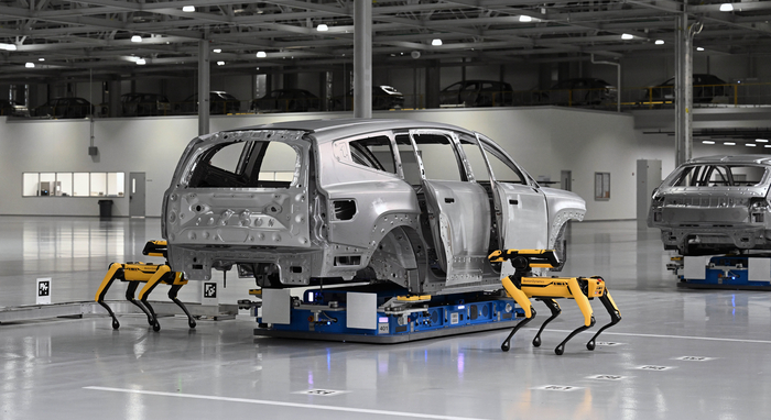 HMGMA에서 보스턴다이내믹스 4족 보행 로봇 '스팟'이 품질 검사를 하는 모습