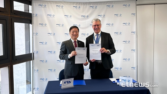 손승현 TTA 회장(왼쪽)과 얀 엘스버거 ETSI사무총장이 업무협약 체결 후 기념 촬영을 하고 있다.