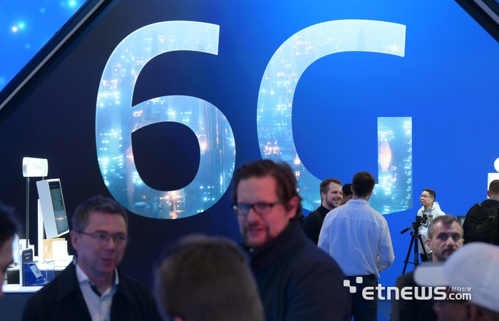 스페인 바르셀로나 MWC25 행사장에 전시된 6G 이미지