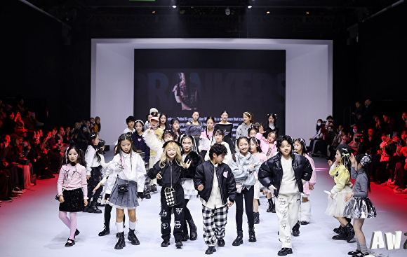 

<figure>” /><figcaption>
<figure></figcaption></figure>
<p>同社はイベントで、幼児・ジュニア・シニアなど年齢別に18のグループを編成し、モデル・キングとK-POPアイドルのカバーダンスを披露してステージを彩った。特に韓国をはじめ、日本、ユーラシア、中国など、多国籍の幼児・ジュニアが直接カバーダンスを披露し、観客の拍手を浴びた。</p>
<p>フランカーズは文化使節団の役割を担い、海外でKカルチャーを発信している。</p>
<p>K-POP教育やモデルウォーキング教育など専門サービスを通じてグローバルコミュニティを形成し、変化を先導するリーダーを育成することを核心的価値としている。</p>
<p>同社は、今回のファッションショー参加が青少年のためのポジティブなコミュニティ形成に大きく寄与していると述べた。</p>
<p>エンターテインメント性を打ち出すファッションブランドは前例のない事業領域だ。フランカーズはファッションショーに加え、衣類や帽子を生産する輸出企業であり、大邱・慶北の自治体とも協業している。</p>
<figure><img decoding=