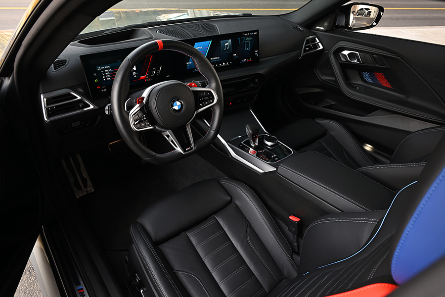 더욱 복잡해진 시대, 그래서 더욱 ‘선명해진 쿠페의 매력’ - BMW M2 쿠페[별별시승]