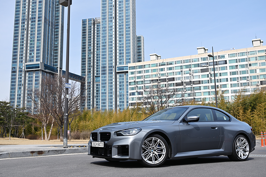 더욱 복잡해진 시대, 그래서 더욱 ‘선명해진 쿠페의 매력’ - BMW M2 쿠페[별별시승]