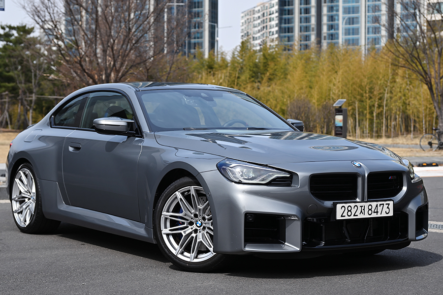 더욱 복잡해진 시대, 그래서 더욱 ‘선명해진 쿠페의 매력’ - BMW M2 쿠페[별별시승]
