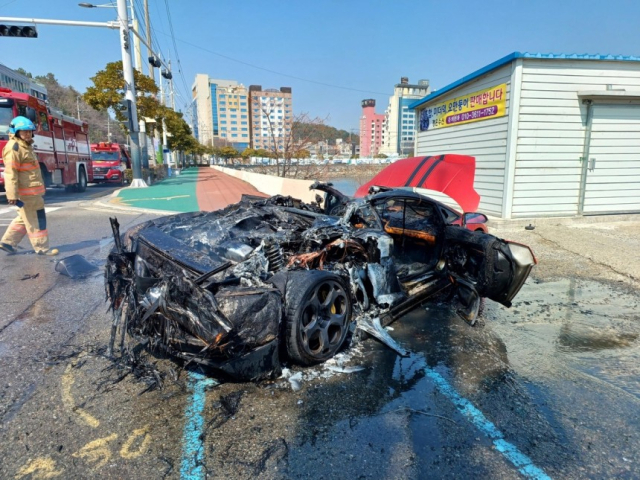 달리던 람보르기니 갑자기 ‘펑’…3억대 차량 화재로 전소