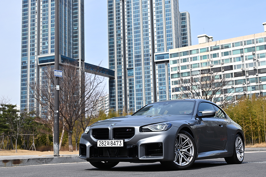 더욱 복잡해진 시대, 그래서 더욱 ‘선명해진 쿠페의 매력’ - BMW M2 쿠페[별별시승]