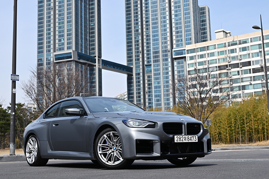 더욱 복잡해진 시대, 그래서 더욱 ‘선명해진 쿠페의 매력’ - BMW M2 쿠페[별별시승]