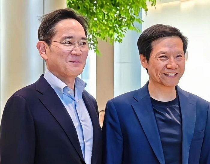 22일(현지시간) 중국 베이징에 있는 샤오미 전기차 공장을 찾은 이재용 삼성전자 회장(왼쪽)이 레이 쥔 샤오미 회장과 만난 뒤 기념촬영을 하고 있다.
