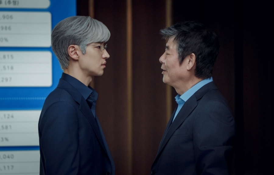 이제훈(왼쪽)과 성동일의 모습. 사진제공=JTBC