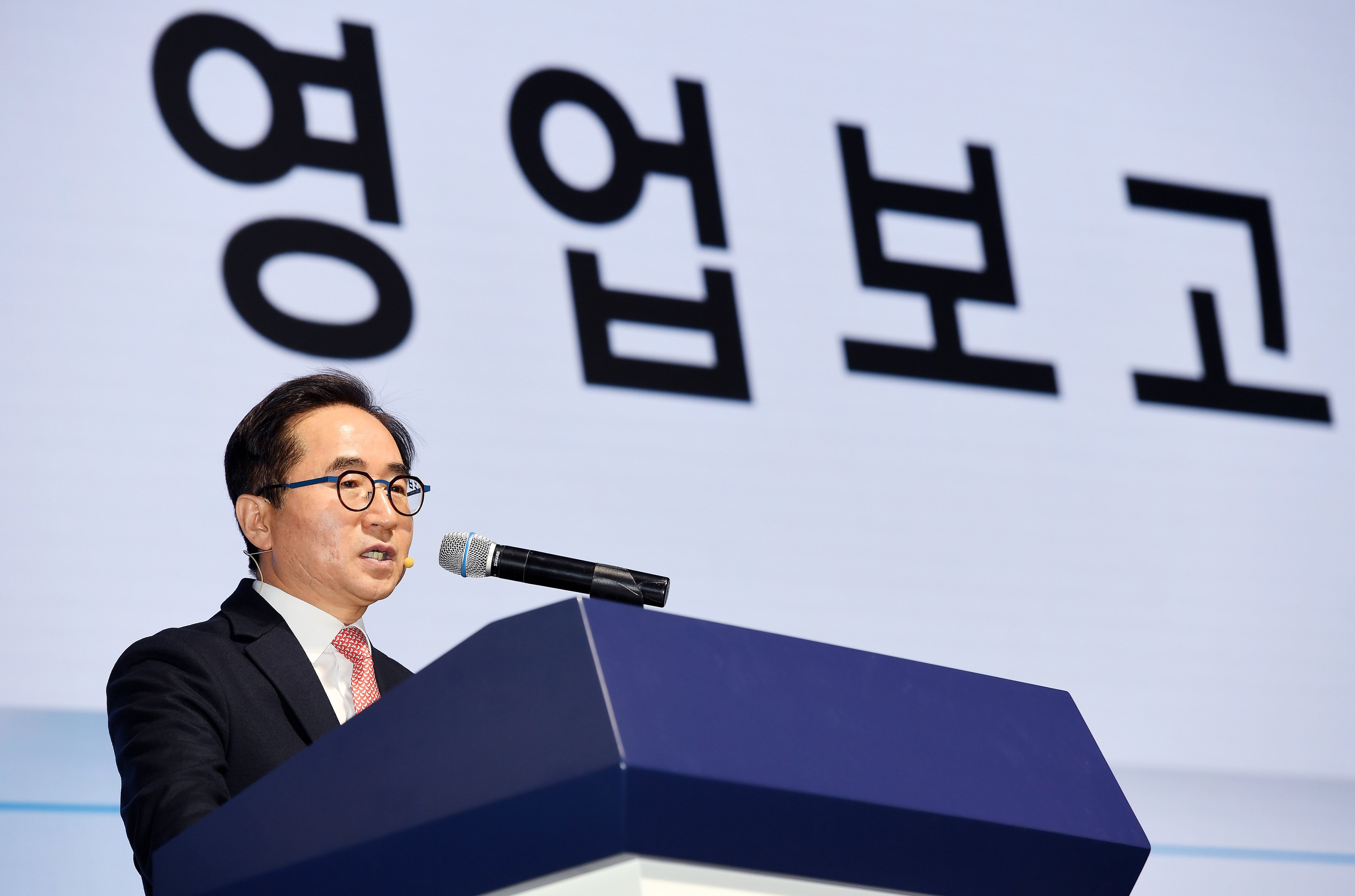 장덕현 삼성전기 대표이사 사장이 19일 서울 서초구 엘타워에서 열린 제52기 정기 주주총회에서 2025년 사업 계획을 발표하고 있다. /삼성전기 제공