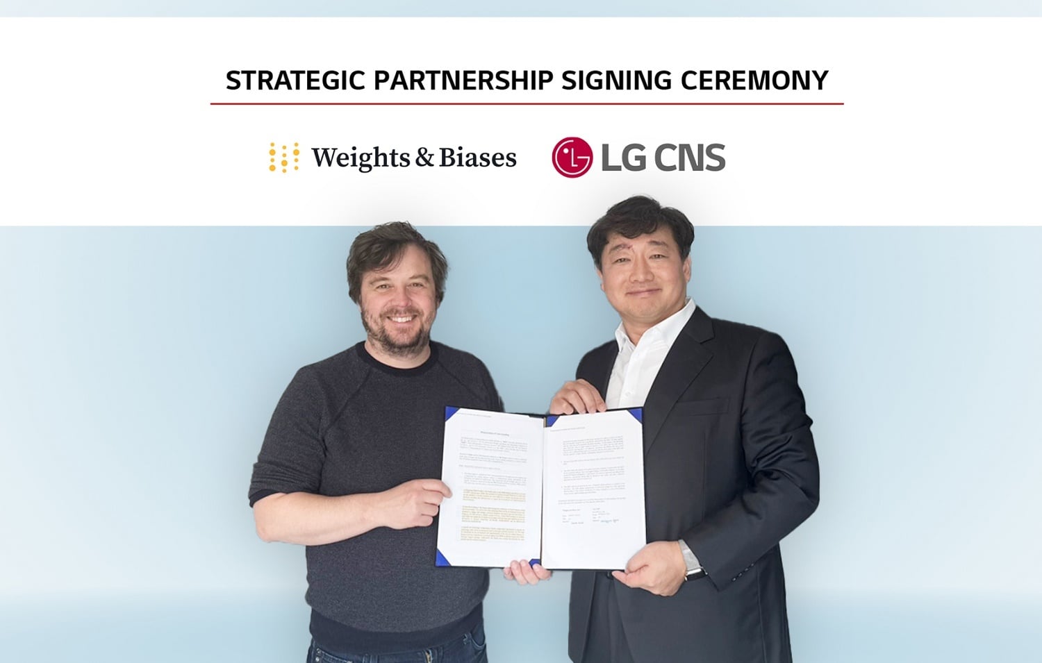 박상엽 LG CNS CTO 상무(오른쪽)와 루카스 비왈드 W&B CEO가 기념사진을 찍고 있다./LG CNS 제공