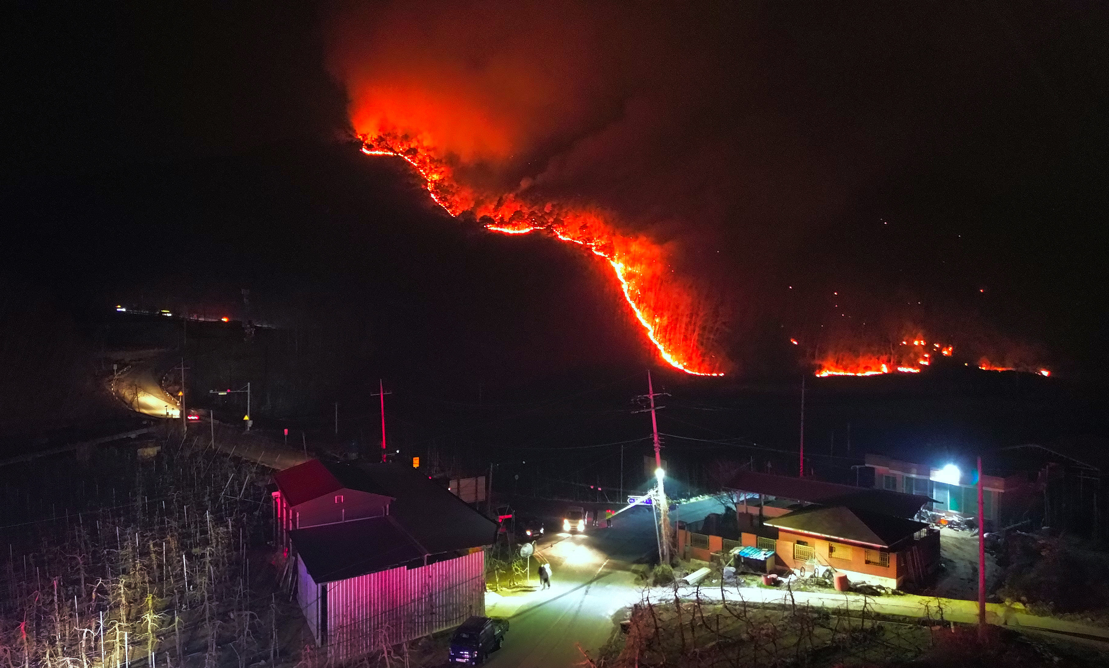 의성 산불 사흘째인 24일 오후 어둠이 짙게 내린 경상 의성군 옥산면 신계리 야산에 산불이 확산하고 있다. /뉴스1