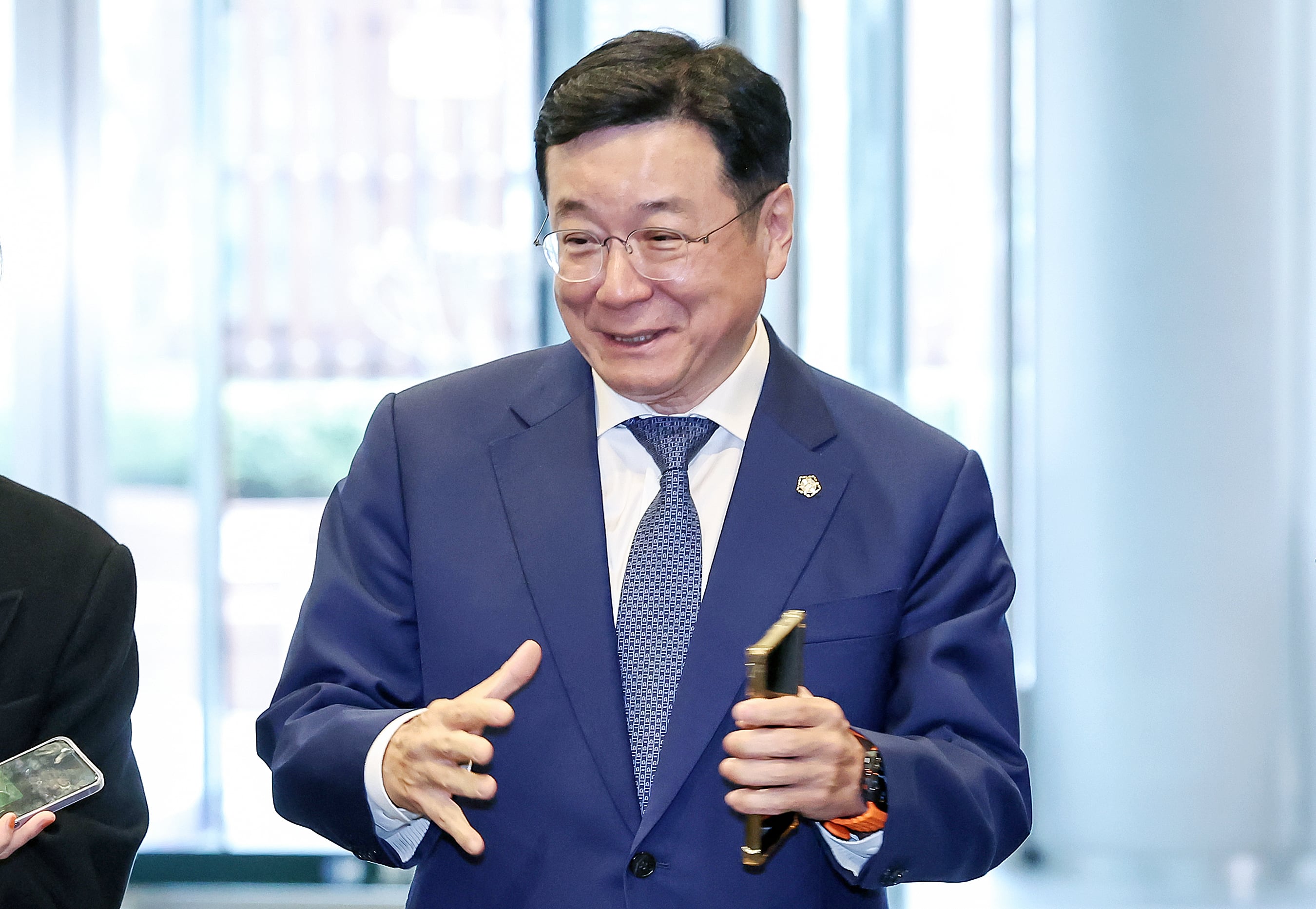 이찬희 삼성 준법감시위원회(준감위) 위원장이 18일 오후 서울 서초구 삼성생명 사옥에서 열린 준감위 정례회의에 참석하며 취재진의 질문에 답하고 있다. /뉴스1