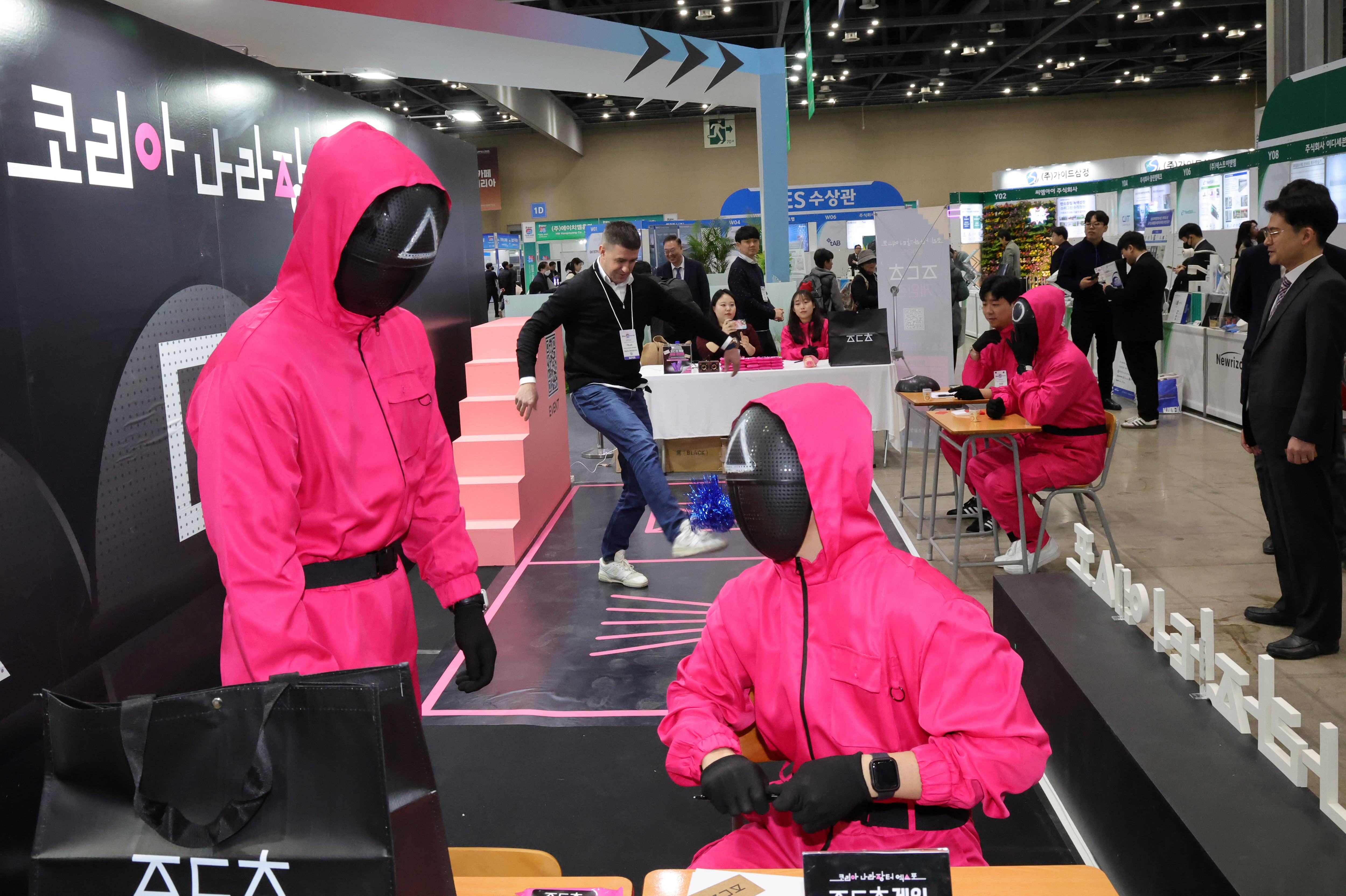지난 5일 경기도 고양시 킨텍스에서 열린 '코리아 나라장터 엑스포 2025'에서 한 외국인 참관인이 오징어 게임 컨셉의 제기차기 이벤트에 참여하고 있다. /연합뉴스