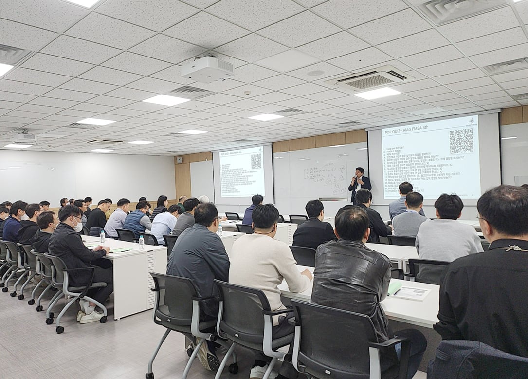 삼성전기 임직원들이 품질 교육을 듣고 있다./삼성전기 제공