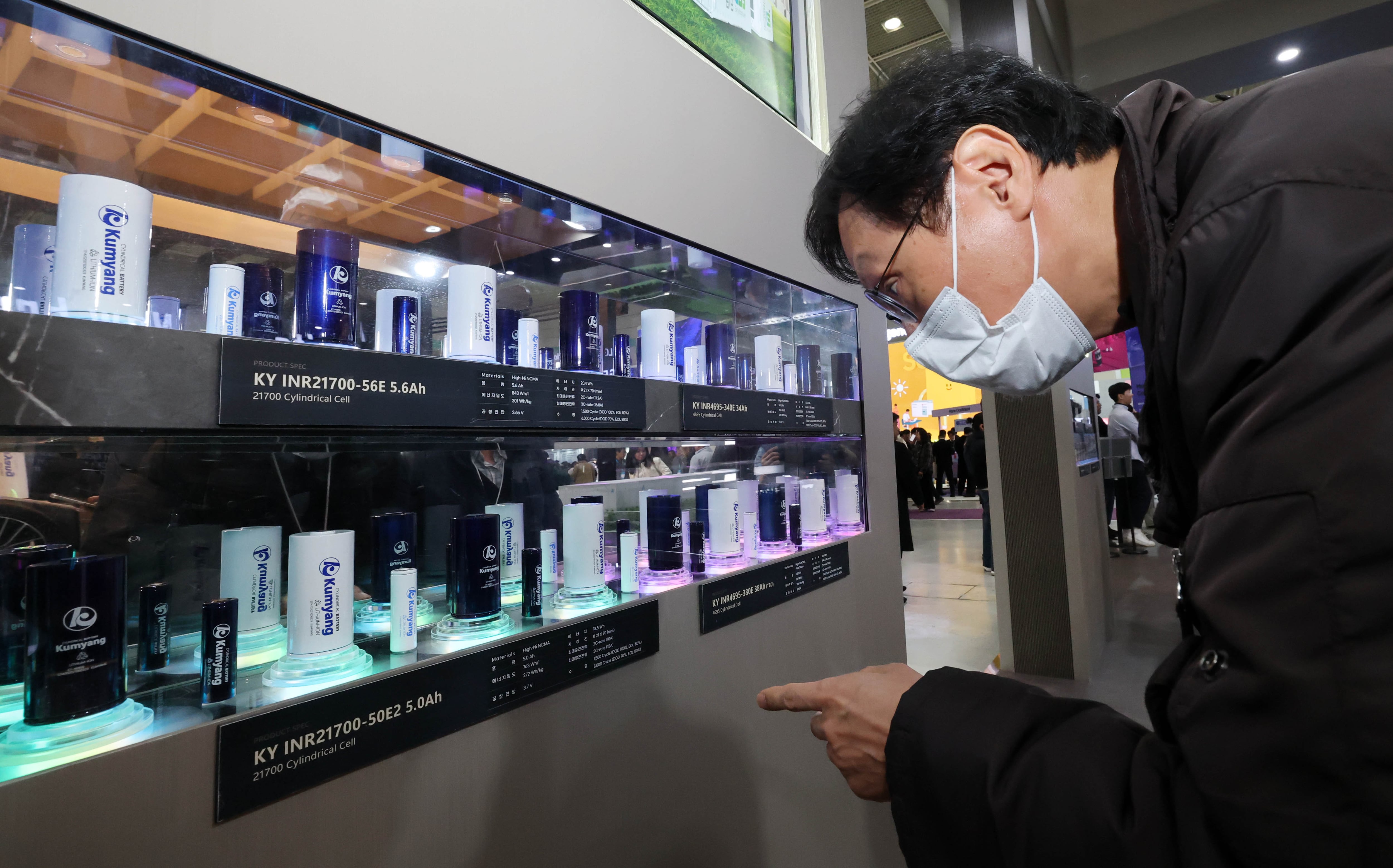 서울 강남구 코엑스에서 개막한 ‘인터배터리 2025’ LG에너지솔루션 금양부스를 찾은 관람객이 원통형 배터리를 살펴보고 있다./뉴스1
올해로 13회를 맞이하는 역대 최대규모의 배터리 전문 전시회인 이번 전시는 688개사 2330부스 규모로 7일까지 3일동안 개최된다. 2025.3.5/뉴스1