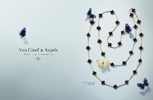 

<figure>” /><figcaption>
<figure></figcaption></figure>
<p>当初、ヴァンクリーフ＆アーペルは百貨店3社のうち新世界でのみ展開していた。しかし2022年に現代百貨店のパンギョ店に出店して以来、昨年は現代百貨店の狎鴎亭（アックジョン）本店やロッテ百貨店本店などにも入り、店舗を増やしている。</p>
<p>ヴァンクリーフ＆アーペルは現在、ソウルで8店舗を運営している。清潭のメゾンを除けば、ギャラリア名品館1店、新世界の本店と江南店が各1店、ロッテはワールドタワー店と本店の2店、現代はソウル本店とパンギョ店の2店となっている。今回のザ・現代ソウルへの出店で、ソウルでは現代百貨店が同ブランドの店舗数3店と最も多くなった。</p>
<p>ザ・現代ソウルはラグジュアリーMD（商品企画）の比率を高めている。従来の若者向けファッション中心のMDから、ルイ・ヴィトンを誘致するなど相対的に弱かった高級ブランドのラインナップを強化している。西南部の拠点百貨店としての地位を固めるため、ラグジュアリーブランドの比率増が必要だと判断したのだ。</p>
<p>実際、昨年の店舗リニューアルに合わせてルイ・ヴィトンのメンズ店舗やプラダのメンズ店舗など主要ラグジュアリーブランドが相次いでオープンした。ウ・ヨンミなどの新たなラグジュアリーブランドもラインナップに加わった。今年はロエベやジュエリーブランドのダミアーニの出店も予定されている。2階にはラグジュアリーウォッチのエリアも別途設けるなど、名だたるブランドの誘致に力を入れている。</p>
<p>今回のヴァンクリーフ＆アーペルのザ・現代ソウルへの出店は、ソウル西南部での初出店であり、業界の注目を集めている。ザ・現代ソウルはティファニー、ブルガリ、ブシュロン、ダミアーニに続いてヴァンクリーフ＆アーペルまで誘致し、ハイジュエリーの競争で優位に立ったと評価されている。競合する新世界のソウル・永登浦タイムスクエアにはカルティエ、ブルガリ、ティファニー、ダミアーニが入っている。</p>
<p>ソウル西南商圏は30年間、永登浦のロッテと新世界がしのぎを削ってきた。2021年に後発として挑んだザ・現代ソウルがいわゆる「MZ世代の聖地」として地位を確立し、勢力図が変わりつつある。ザ・現代ソウルは昨年11月に売上で「1兆ウォン・クラブ」に加入し、開業3年で韓国全国の百貨店取引額でトップ10圏に入った。</p>
<p>流通業界関係者は「ザ・現代ソウルにはカルティエの出店も予定されていると伝えられている」と語り、「今回のヴァンクリーフ＆アーペルの出店により、ザ・現代ソウルは高級宝飾のラインナップで新世界タイムスクエアに対して優位に立った」と述べた。さらに「高級宝飾などのラグジュアリーブランドの誘致によって、ザ・現代ソウルが客単価の引き上げに力を入れている」と付け加えた。</p>
</div>
		</article>
		<!-- 기사뷰 뉴스 하단 AD -->
		<article class=