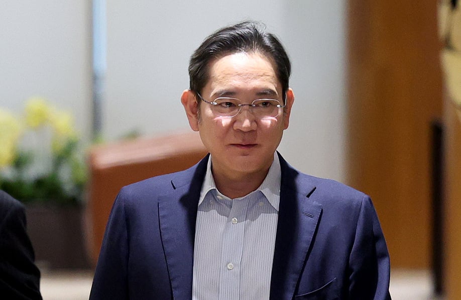 이재용 삼성전자 회장이 미국 출장을 마치고 13일 오후 서울 강서구 서울김포비지니스항공센터를 통해 귀국하고 있다. /뉴스1