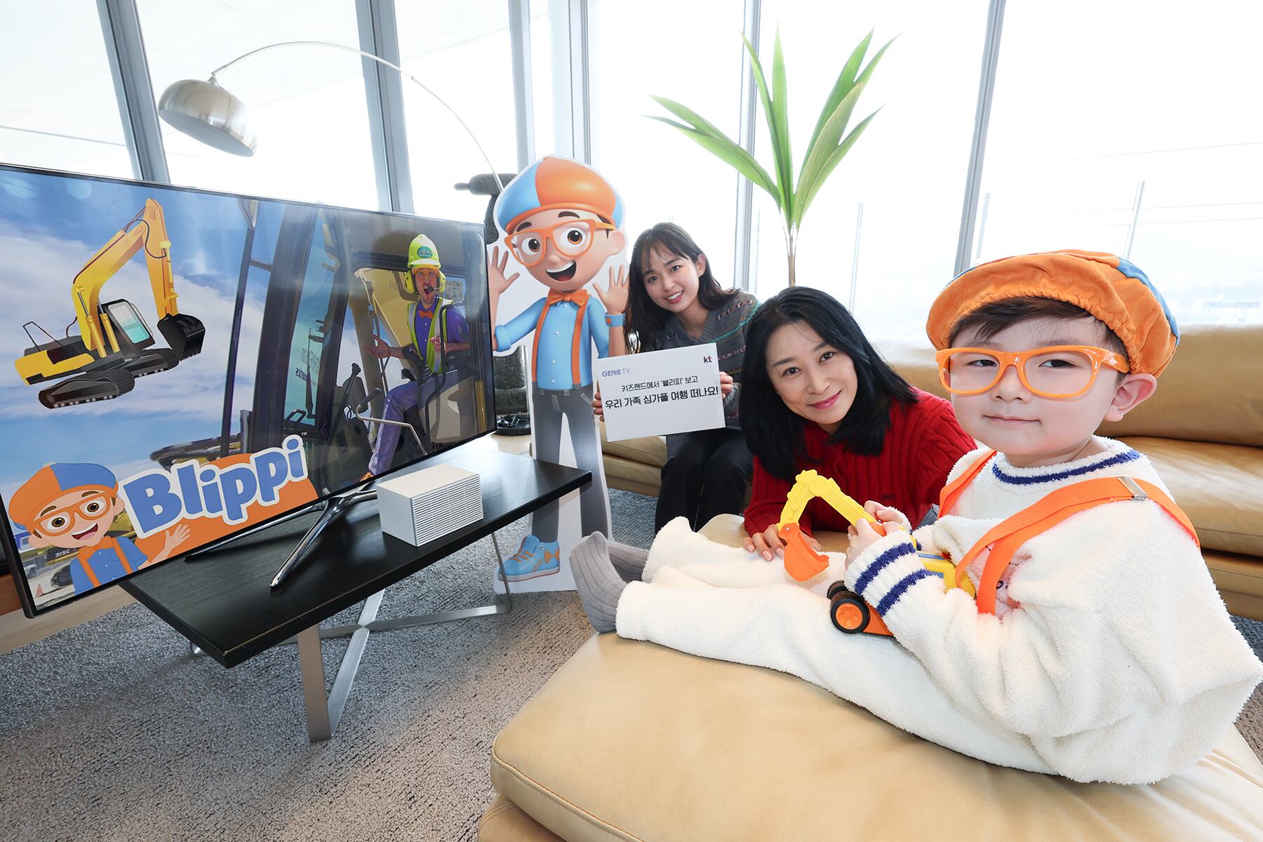 KT 모델들이 지니 TV 키즈랜드에서 공개된 블리피 시리즈를 소개하고 있다. /KT