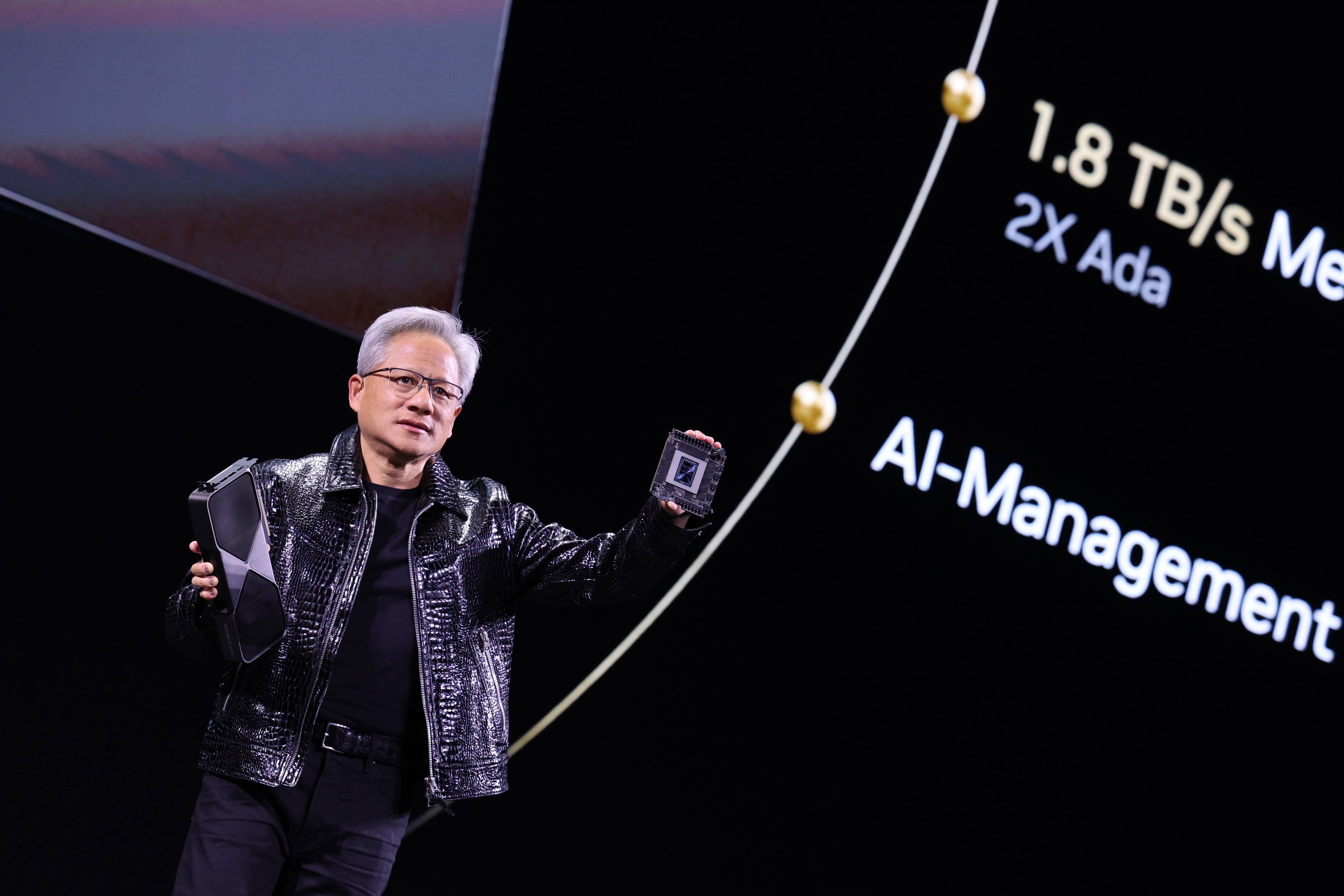 젠슨 황 엔비디아 최고경영자(CEO)가 세계 최대 IT(정보기술)·가전 전시회 'CES 2025' 개막을 하루 앞둔 지난 1월 6일(현지시각) 미국 네바다주 라스베이거스 만달레이베이 컨벤션센터에서 가진 기조연설에서 최신 인공지능(AI) 가속기 '블랙웰(Blackwell)'을 탑재한 지포스 RTX 50 시리즈 그래픽 카드를 공개하고 있다. /뉴스1